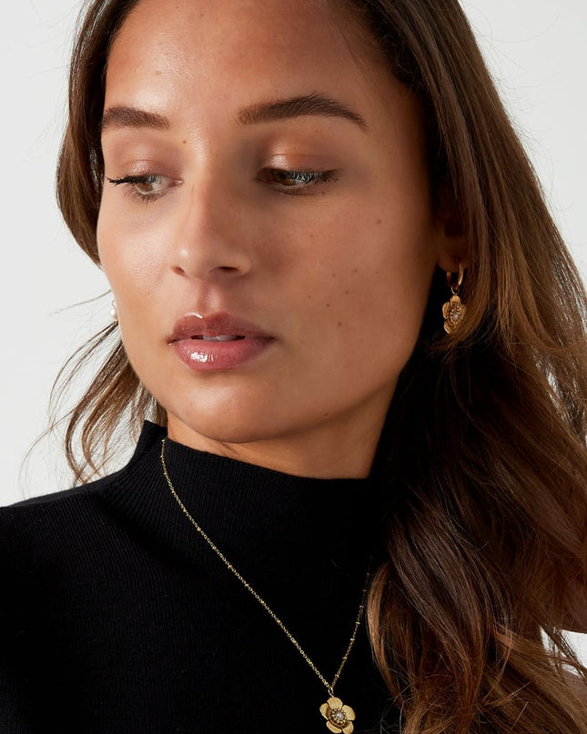 bolletje ketting met bloemetjes hanger en parel