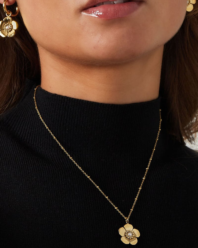 bolletje ketting met bloemetjes hanger en parel