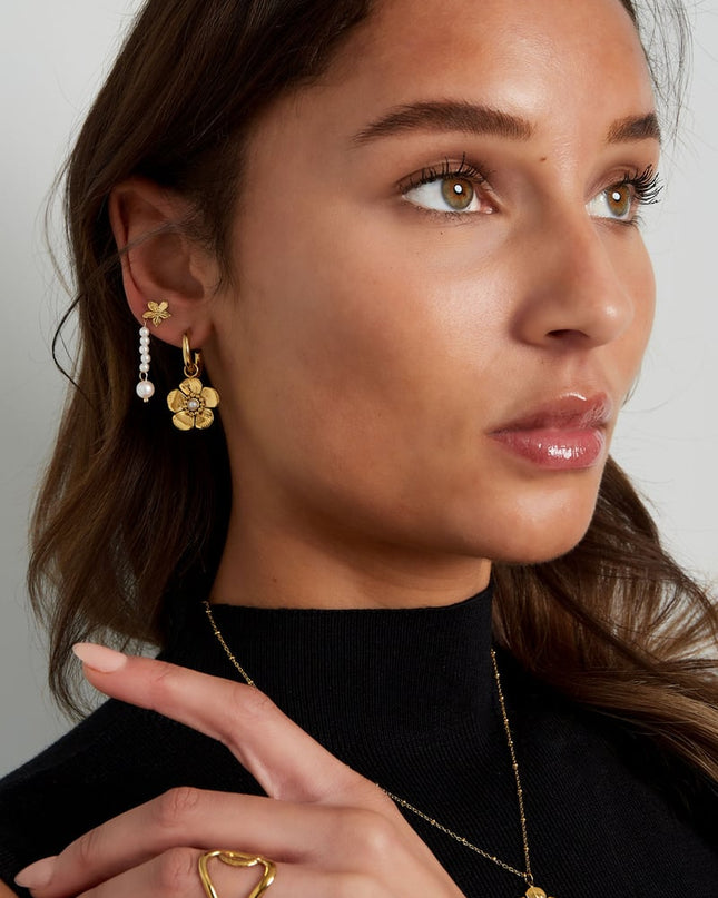 bolletje ketting met bloemetjes hanger en parel