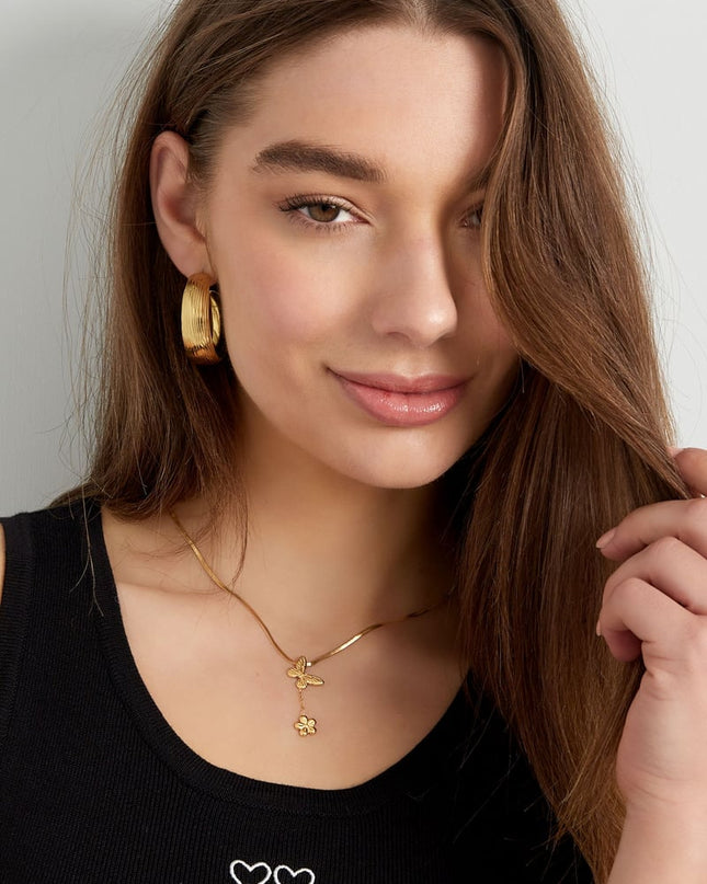 klassieke ketting met vlinder en bloem bedel