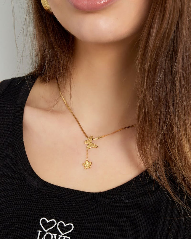 klassieke ketting met vlinder en bloem bedel
