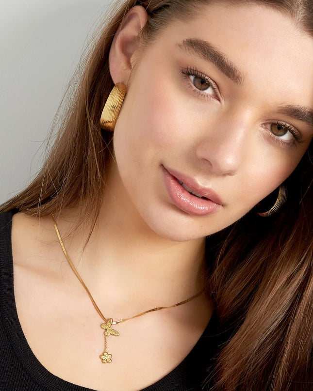 klassieke ketting met vlinder en bloem bedel