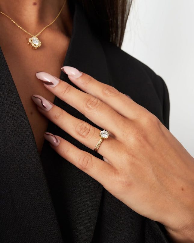 Ring steen met steentjes - Goud kleur - 16