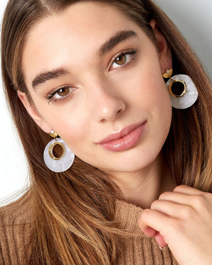 Oorbellen rond witte details - Goud kleur/wit