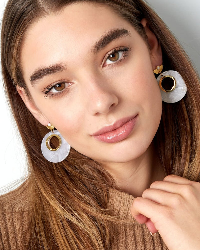 Oorbellen rond witte details - Goud kleur/wit
