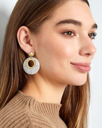 Oorbellen rond witte details - Goud kleur/wit