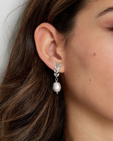 oorbellen met blaatjes en parel