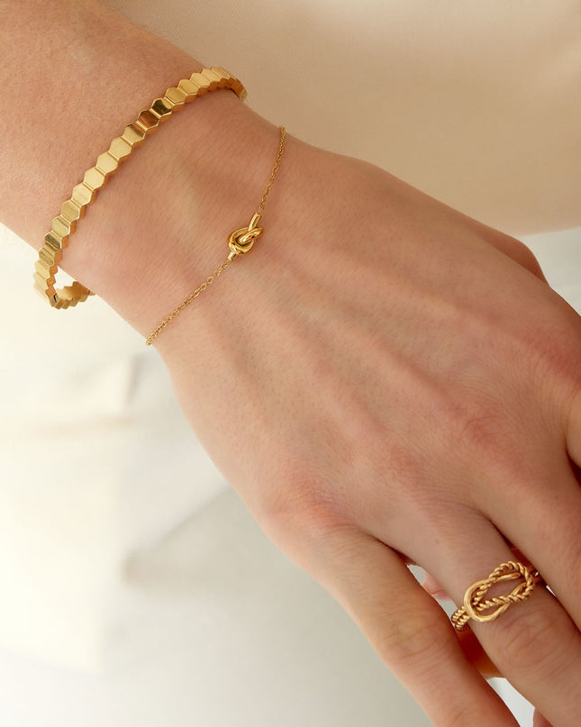 Simpele armband met geknoopte bedel