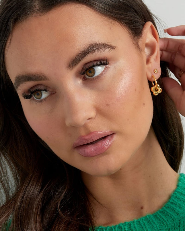 basic oorbellen met klaverbedel