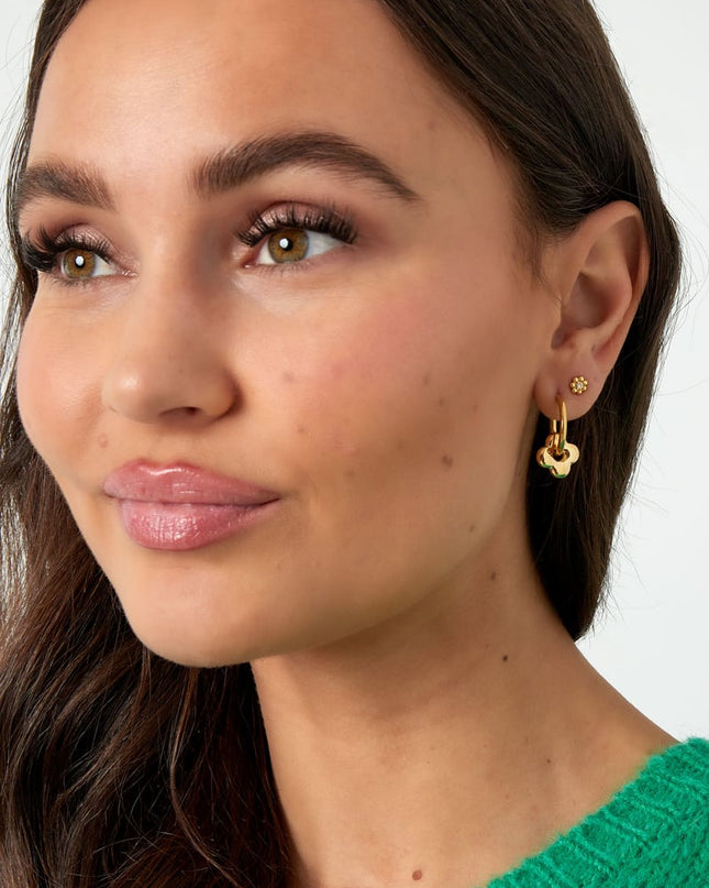 basic oorbellen met klaverbedel