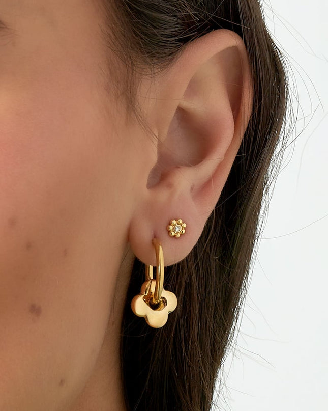 basic oorbellen met klaverbedel