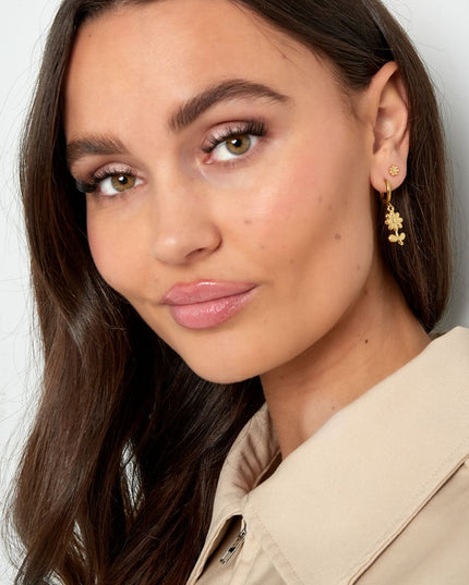 basic oorbellen met bloem bedels