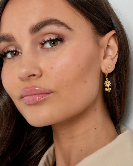 basic oorbellen met bloem bedels