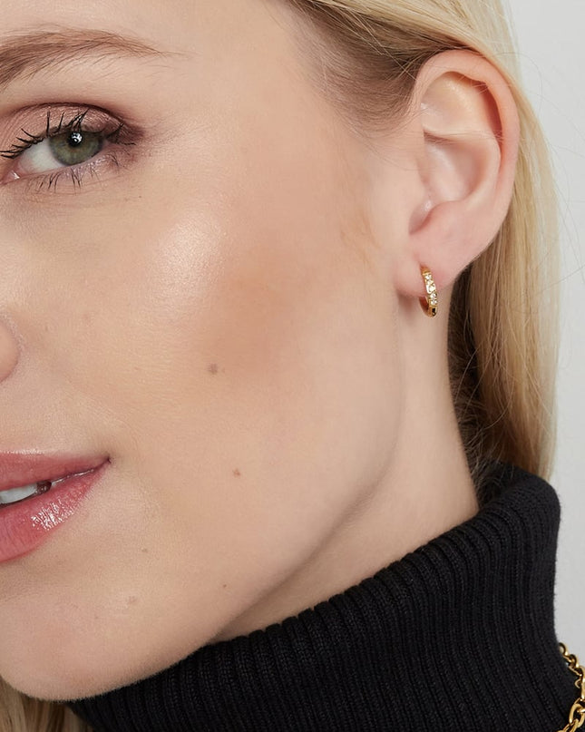 kleine oorringen met steentjes