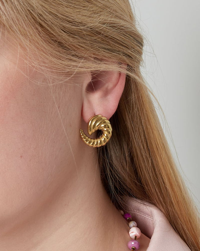 klassieke gedraaide oorbellen