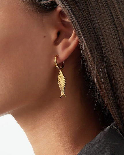 fish charm oorbellen