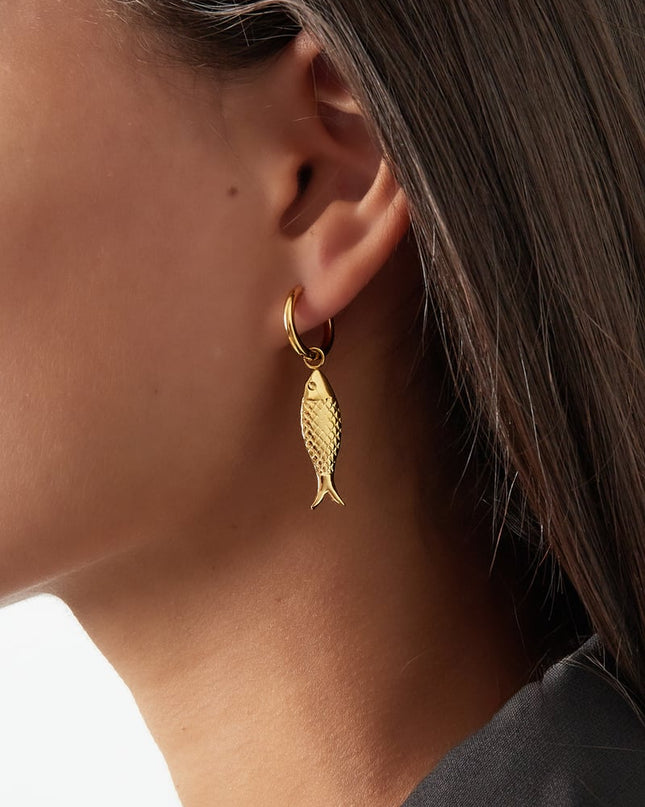 fish charm oorbellen