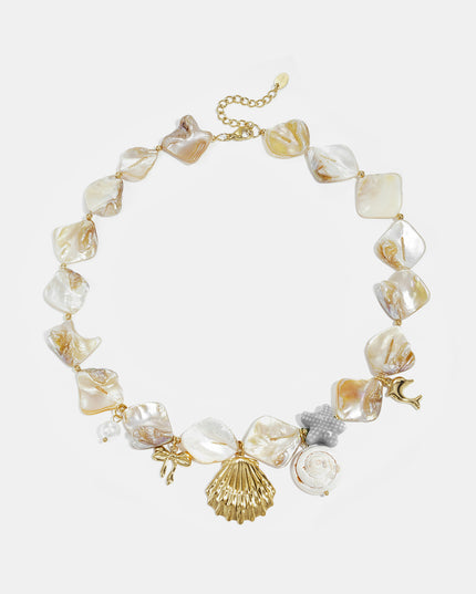 Ketting met kralen van zeeschelpen, parels en charms
