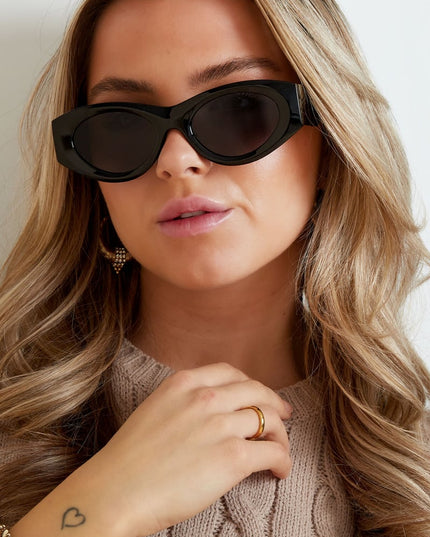 Retro look a like sunglasses - black