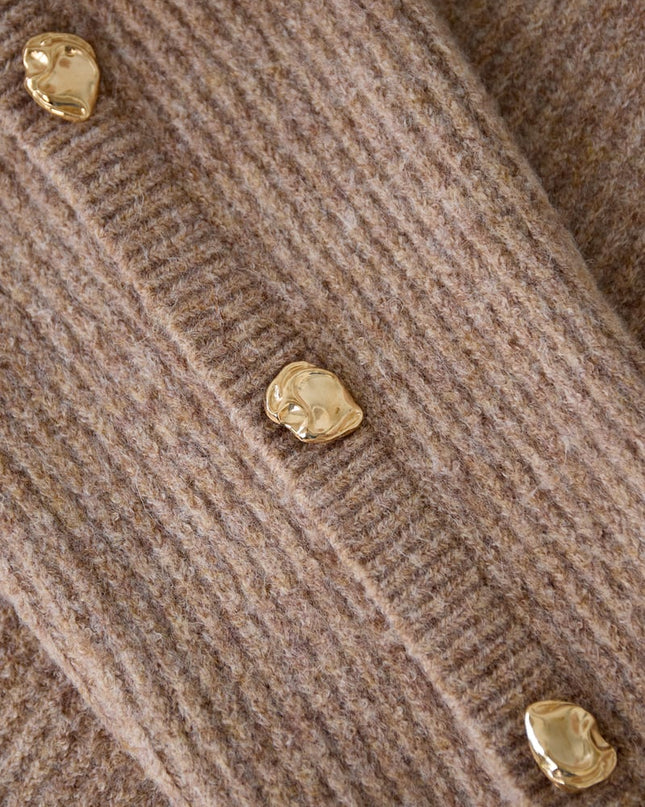 Trui met knopen op de mouwen