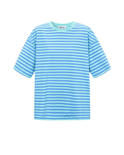 Het kleurrijke gestreepte T-shirt