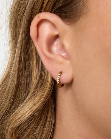 kleine oorringen met steentjes