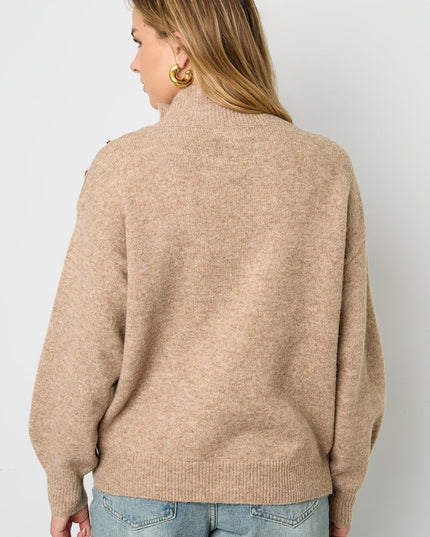 Trui met knopen op de schouder