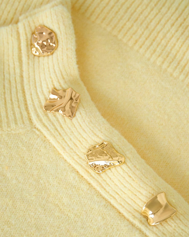 Trui met knopen op de schouder