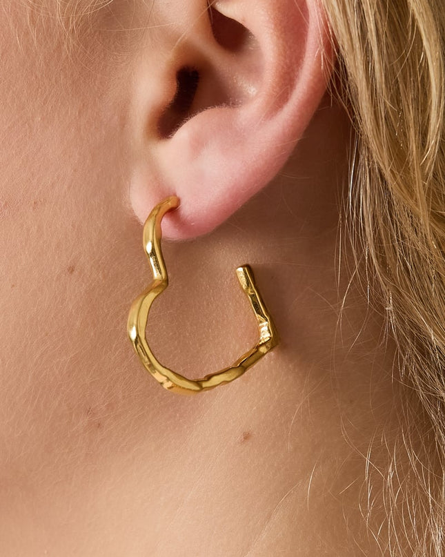 Grote hartvormige oorringen