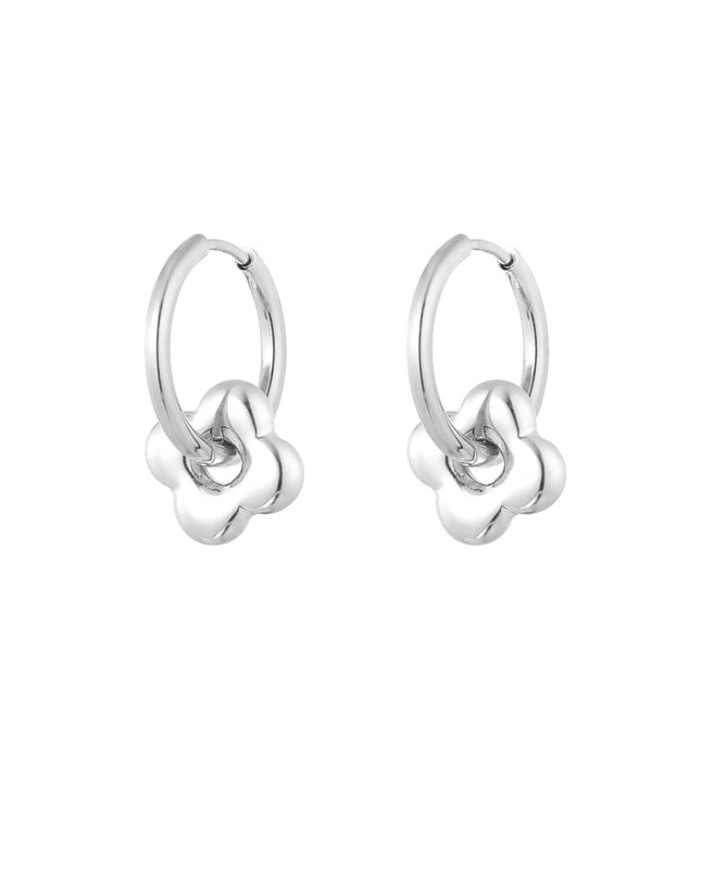 basic oorbellen met klaverbedel