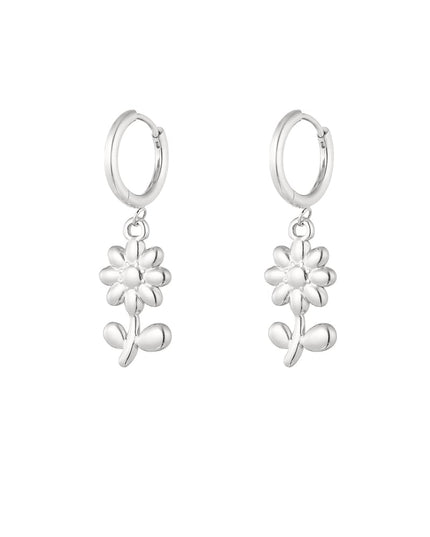 basic oorbellen met bloem bedels