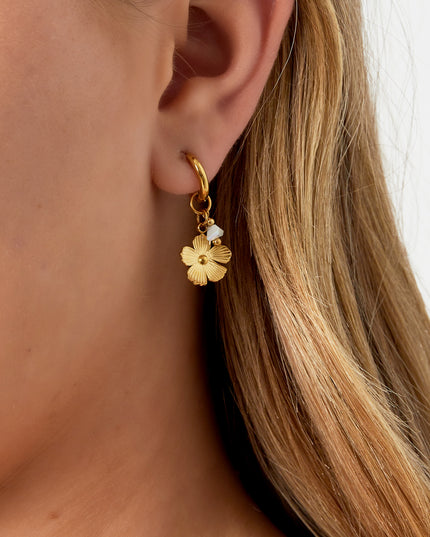 Zonovergoten bloem oorbellen