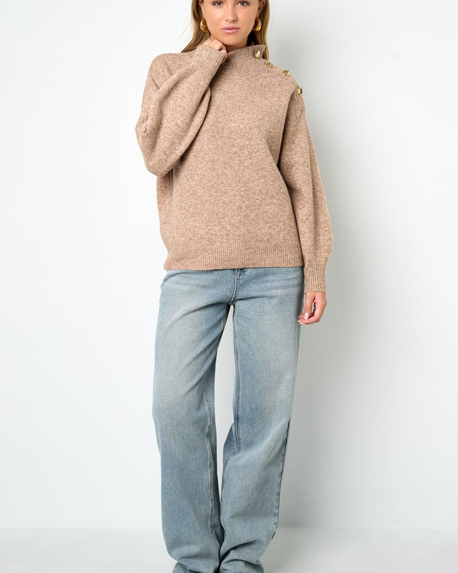 Trui met knopen op de schouder