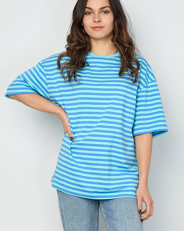 Het kleurrijke gestreepte T-shirt