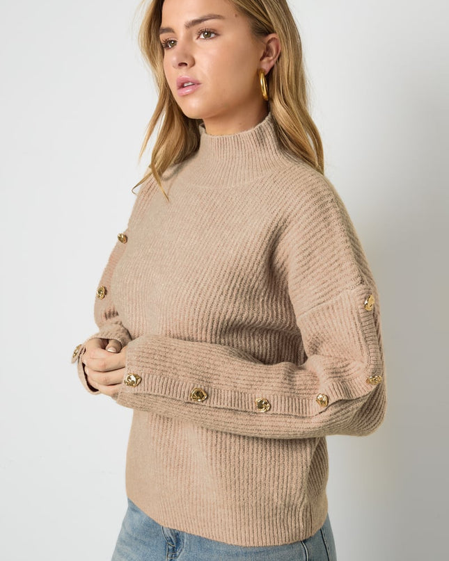 Trui met knopen op de mouwen