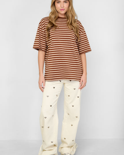 Het kleurrijke gestreepte T-shirt