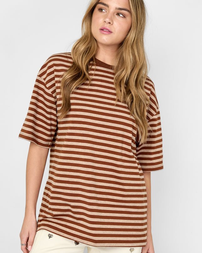 Het kleurrijke gestreepte T-shirt