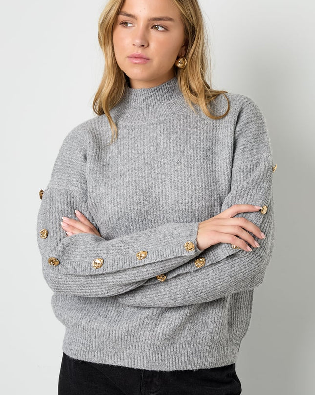 Trui met knopen op de mouwen