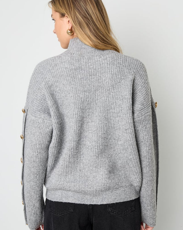 Trui met knopen op de mouwen