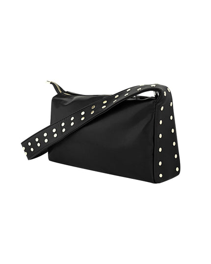 Bag babe on the move