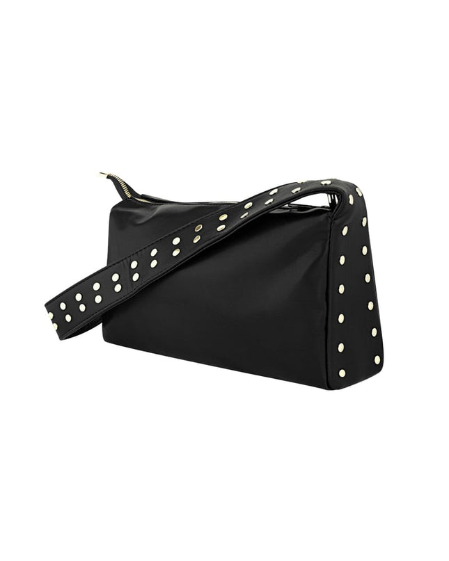 Bag babe on the move