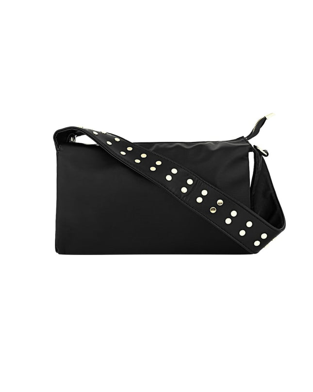 Bag babe on the move