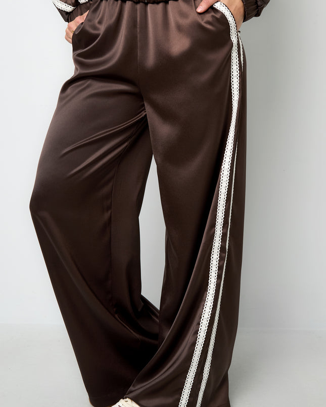 Sportieve broek met satijnen look