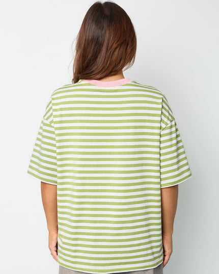 Het kleurrijke gestreepte T-shirt