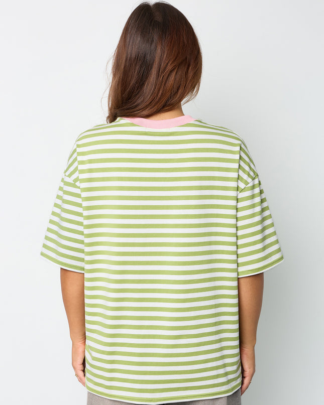 Het kleurrijke gestreepte T-shirt