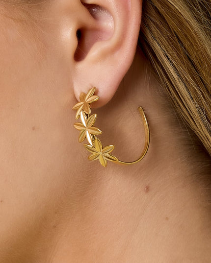 Creolen versierd met bloemen