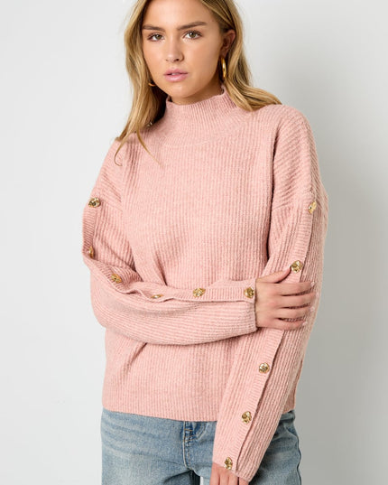 Trui met knopen op de mouwen