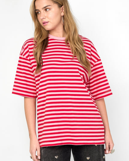 Het kleurrijke gestreepte T-shirt