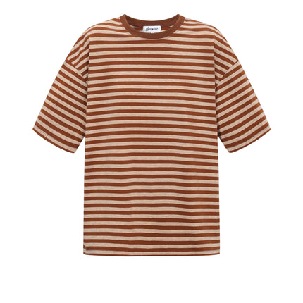 Het kleurrijke gestreepte T-shirt