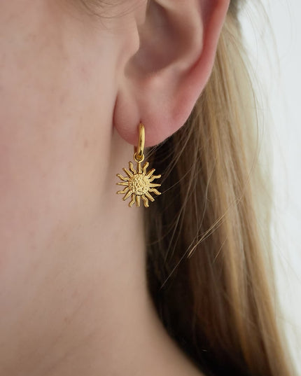 De zon schijnt oorbellen